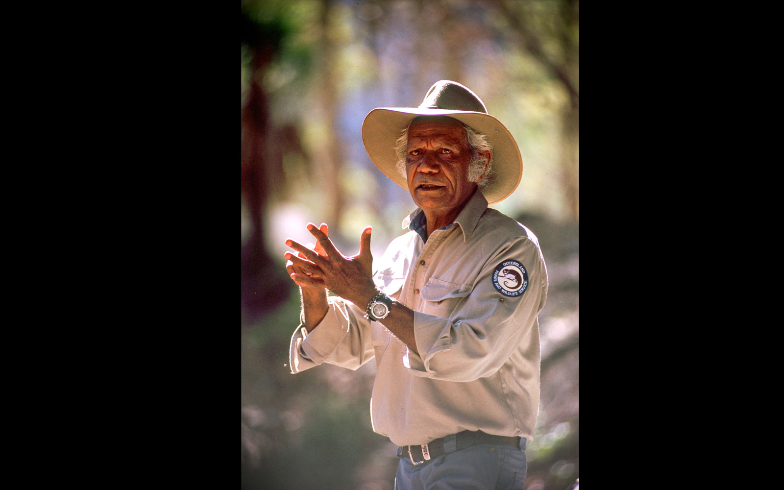 Fred Conway. Aboriginal Elder and Ranger, talking to park visitors. Carnarvon Gorge National Park