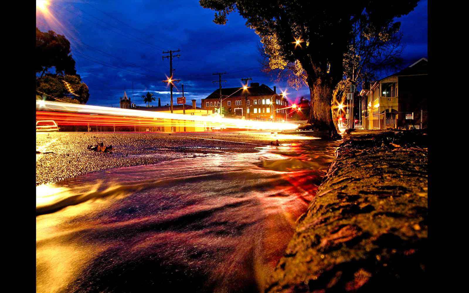 Summer rain and traffic, Hume Street, Toowoomba